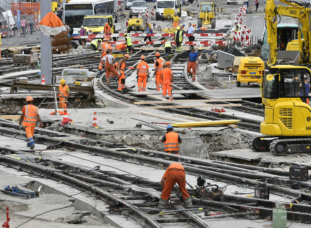 Dass die Bauarbeiter schwere und harte Arbeit leisten, stellt niemand in Abrede. Uneinig sind sich Baumeister und Gewerkschaften in der Lohnfrage. (Symbolbild) Dass die Bauarbeiter schwere und harte Arbeit leisten, stellt niemand in Abrede. Uneinig sind sich Baumeister und Gewerkschaften in der Lohnfrage. (Symbolbild)