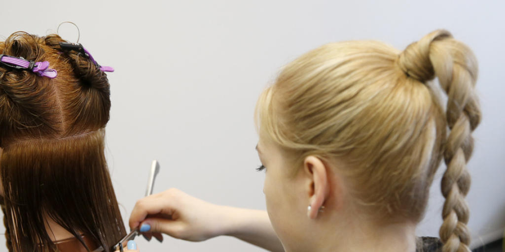 Ende Juli waren schweizweit noch zahlreiche Coiffeur-Lehrstellen ausgeschrieben. Grund könnten die tiefen Löhne sein. Ende Juli waren schweizweit noch zahlreiche Coiffeur-Lehrstellen ausgeschrieben. Grund könnten die tiefen Löhne sein.
