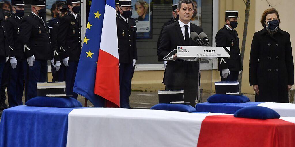 Gerald Darmanin (3.v.r), Innenminister von Frankreich, steht neben Florence Parly (r), Verteidigungsministerin von Frankreich und hält während der Gedenkfeier für drei getötete französische Polizisten eine Rede. Foto: Philippe Desmazes/POOL/dpa Gerald Darmanin (3.v.r), Innenminister von Frankreich, steht neben Florence Parly (r), Verteidigungsministerin von Frankreich und hält während der Gedenkfeier für drei getötete französische Polizisten eine Rede. Foto: Philippe Desmazes/POOL/dpa