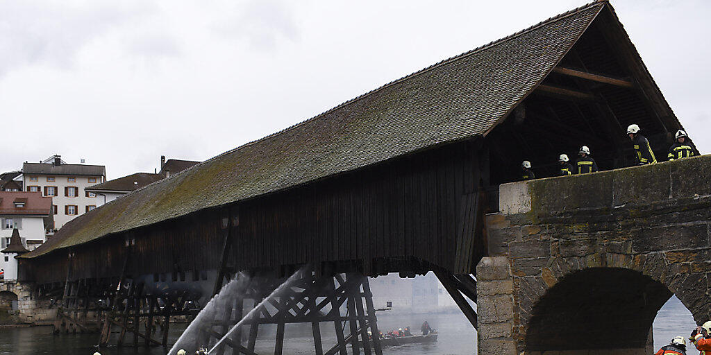 Ein Brand im März beschädigte die historische Holzbrücke in Olten. Der Aareübergang wird nun saniert. Auch eine Sprühflutanlage unter dem Holzboden wird eingebaut. (Archivbild) Ein Brand im März beschädigte die historische Holzbrücke in Olten. Der Aareübergang wird nun saniert. Auch eine Sprühflutanlage unter dem Holzboden wird eingebaut. (Archivbild)