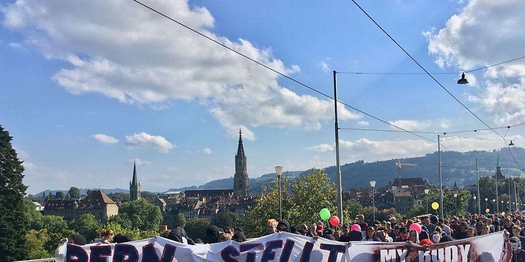 Die unbewilligte Demonstration gegen die Abtreibungsgegner zog vom Zentrum der Hauptstadt in Richtung Länggasse.