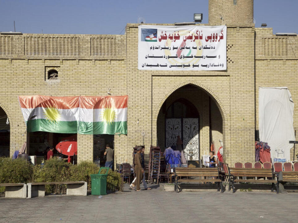 Eine kurdische Flagge und ein Abstimmungsplakat, das zu einem Ja beim Unabhängigkeitsreferendum in der autonomen Kurdenregion im Nordirak aufruft.