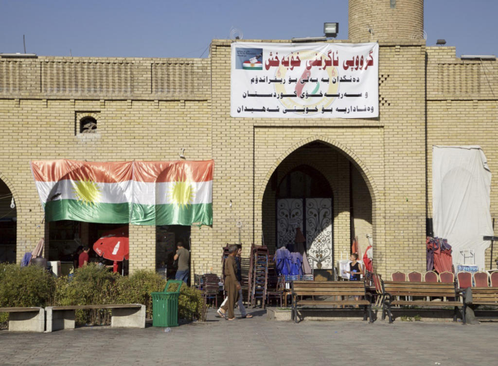 Eine kurdische Flagge und ein Abstimmungsplakat, das zu einem Ja beim Unabhängigkeitsreferendum in der autonomen Kurdenregion im Nordirak aufruft. Eine kurdische Flagge und ein Abstimmungsplakat, das zu einem Ja beim Unabhängigkeitsreferendum in der autonomen Kurdenregion im Nordirak aufruft.