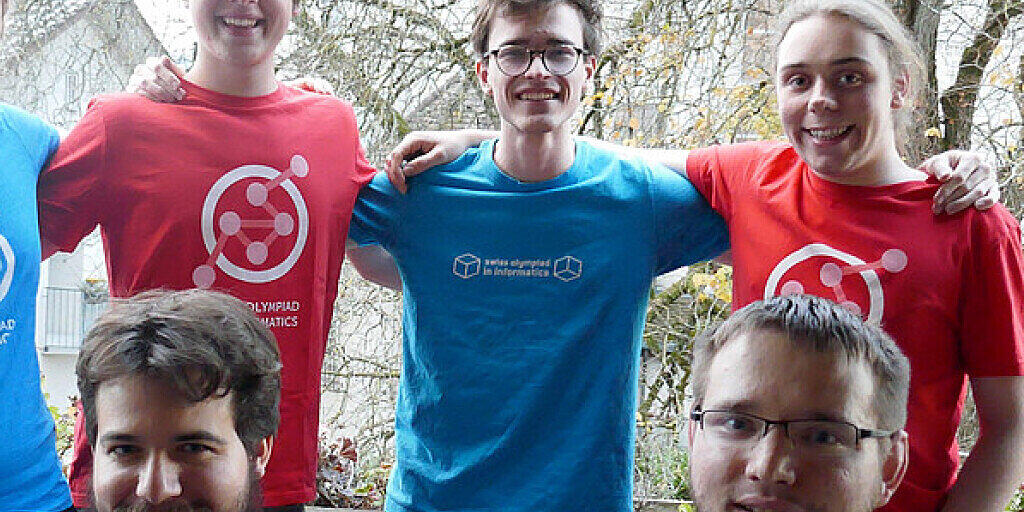 Das Schweizer Team an den internationalen Romanian Master of Informatics (RMI): Ganz rechts Joël Huber, der eine Goldmedaille gewann. Rest im Uhrzeigersinn: Ema Skottova, Josia John, Caspar Schucan, freiwilliger Betreuer Timon Stampfli und Delegationsleiter Timon Gehr. (zVg)