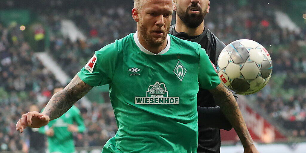 Ein Bild ohne Symbolcharakter: Werder (Kevin Vogt/links) hatte gegen Hoffenheim (Munas Dabbur) die Nase nicht vorne
