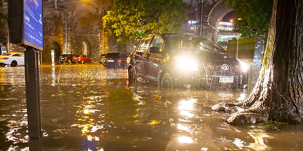 Land unter in Lausanne am 12. Juni 2018. In der Schweiz gab es 2018 Unwetterschäden in der Höhe von rund 200 Millionen Franken. Das ist soviel wie seit 10 Jahren nicht mehr, aber deutlich unter dem jährlichen Durchschnitt seit 1972. (Archivbild) Land unter in Lausanne am 12. Juni 2018. In der Schweiz gab es 2018 Unwetterschäden in der Höhe von rund 200 Millionen Franken. Das ist soviel wie seit 10 Jahren nicht mehr, aber deutlich unter dem jährlichen Durchschnitt seit 1972. (Archivbild)