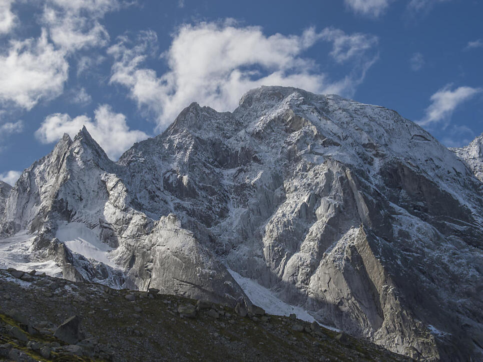 Der Berg ist ruhiger geworden. Am Piz Cengalo sind die Bewegungen im Fels von mehreren Zentimetern auf ein paar Millimeter pro Tag zurückgegangen.