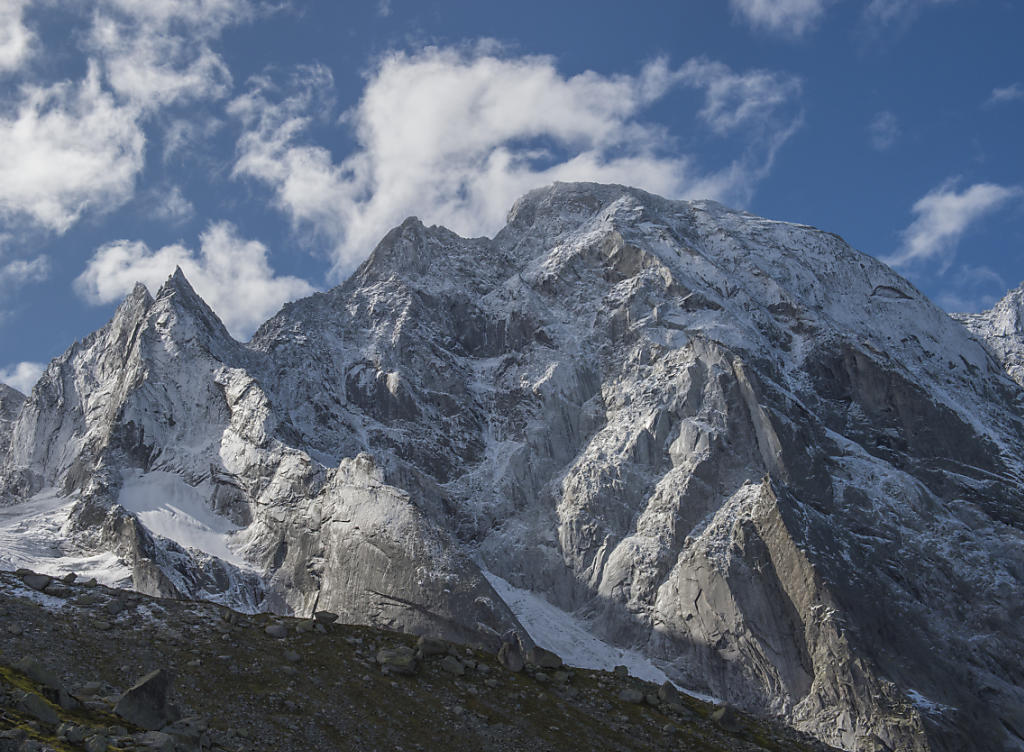 Der Berg ist ruhiger geworden. Am Piz Cengalo sind die Bewegungen im Fels von mehreren Zentimetern auf ein paar Millimeter pro Tag zurückgegangen.