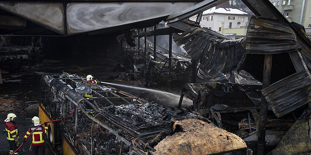 7,5 Millionen Franken Schaden allein an den 20 zerstörten Bussen: Blick in die vom Feuer verwüstete Postauto-Garage in Chur.