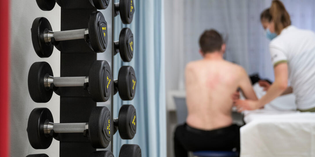SCHULTHESS KLINIK, SCHULTHESS, PYHSIOTHERAPIE, THERAPIE, PHYSIOTHERAPEUT, PYSIOTHERAPEUTIN, THERAPEUT, THERAPEUTIN, HEILPROZESS, BEHANDLUNGSRAUM, BEHANDLUNG, GESUNDHEITSFACHBERUF, GESUNDHEITSFACHPERSON, GESUNDHEITSFACHKRAFT, GEWICHTE,