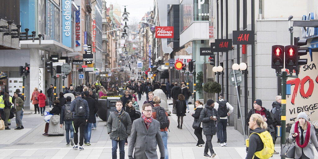 Die schwedische Konjunktur hat trotz einem lockeren Umgang mit der Corona-Pandemie stark gelitten - im Bild eine Einkausfsstrasse in Stockholm. (Archiv)