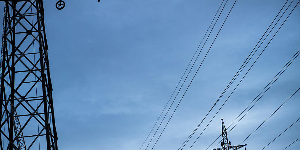 Auch das Stromnetz will unterhalten werden. Dafür und für andere Dienstleistungen im Übertragungsnetz zahlen Stromkunden einen Tarif an die Netzbetreiberin Swissgrid. 2018 sinken die Tarife deutlich. (Archivbild) Auch das Stromnetz will unterhalten werden. Dafür und für andere Dienstleistungen im Übertragungsnetz zahlen Stromkunden einen Tarif an die Netzbetreiberin Swissgrid. 2018 sinken die Tarife deutlich. (Archivbild)