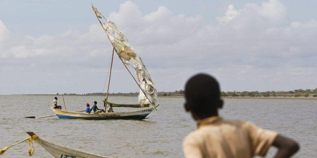 Ein Junge wartet auf die Rückkehr eines Fischerbootes auf dem Turkanasee in Kenia. Die Nationalparks am See wurden auf die Liste des gefährdeten Welterbes der Unesco aufgenommen. (Archivbild)