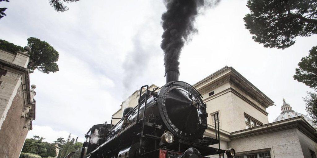 Bereits am Freitag verkehrte ein historischer Zug mit einer Dampflokomotive auf der Bahnlinie, die den Vatikan mit der päpstlichen Sommerresidenz in Castel Gandolfo verbindet Bereits am Freitag verkehrte ein historischer Zug mit einer Dampflokomotive auf der Bahnlinie, die den Vatikan mit der päpstlichen Sommerresidenz in Castel Gandolfo verbindet