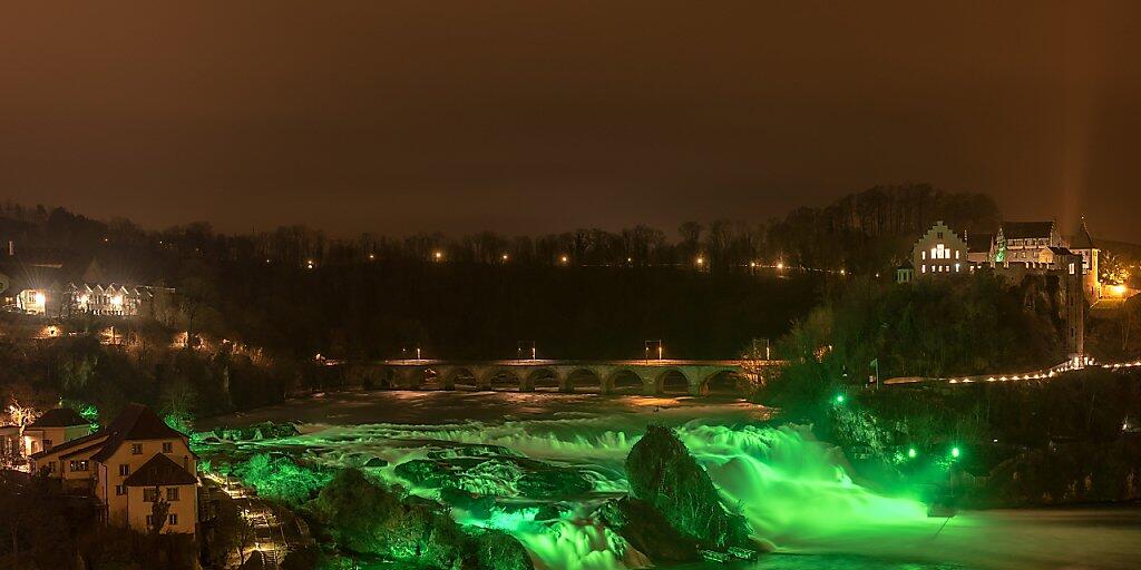 Der Rheinfall wird am irischen Nationalfeiertag wieder grün ausgeleuchtet - wie viele andere Sehenswürdigkeiten weltweit. (Archivbild)