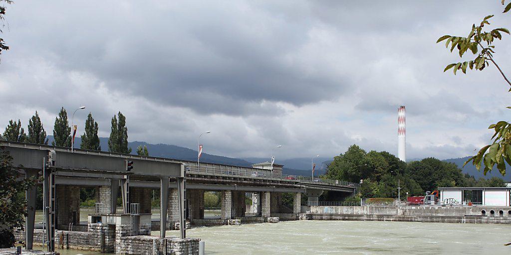 Bei der Aareschleuse in Port bei Biel wird mehr Wasser in die Aare gelassen. So werden die Pegel der Jurarandseen abgesenkt, um Platz zu schaffen für Schneeschmelze und Niederschläge. (Archivbild)