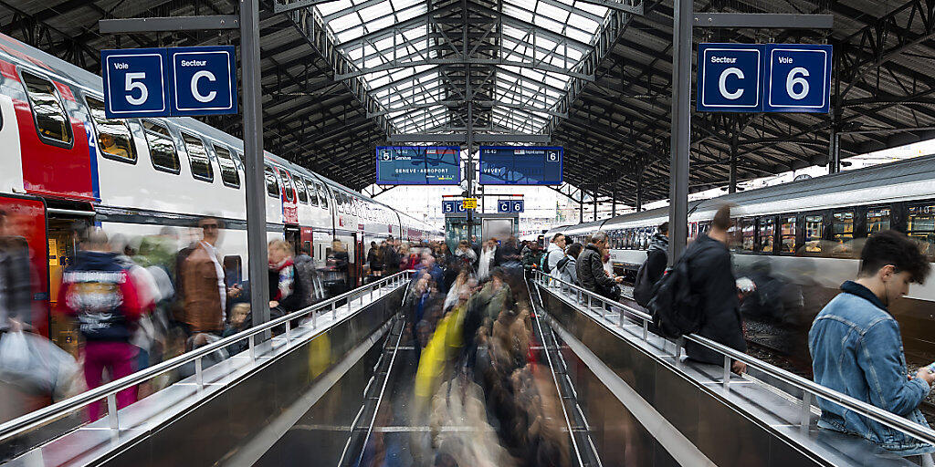Die SBB erwarten, dass ab etwa 2030 täglich rund 100'000 Reisende im Bahnhof Lausanne ein-, aus- und umsteigen werden. (Archivbild) Die SBB erwarten, dass ab etwa 2030 täglich rund 100'000 Reisende im Bahnhof Lausanne ein-, aus- und umsteigen werden. (Archivbild)