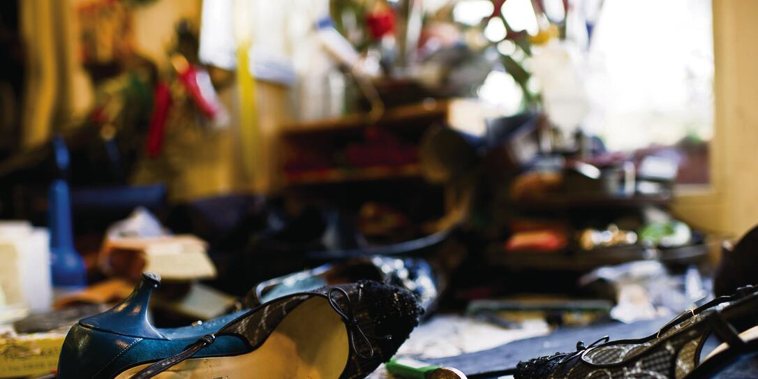 LEHRSTELLE, LEHRLING, LERNENDE, BERUF, AUSBILDUNG, BERUFSAUSBILDUNG, ARBEIT, SCHUHMACHER, LEHRTOCHTER, SCHUHE, SCHUH REPARATUR, ATELIER, CHANEL, PUMPS, FRAUENSCHUH, FRAUENSCHUHE, , LEHRLING,