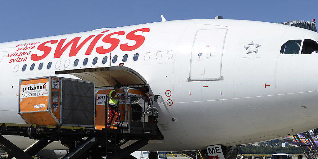 Ein Flugzeug der Fluggesellschaft Swiss auf dem Flughafen Kloten (Archivbild). Ein Flugzeug der Fluggesellschaft Swiss auf dem Flughafen Kloten (Archivbild).