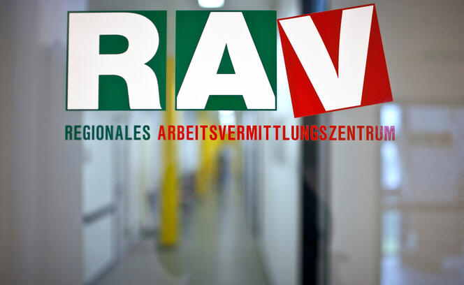ARBEITSLOSIGKEIT, RAV, REGIONALE ARBEITSVERMITTLUNG, ARBEITSVERMITTLUNGZENTRUM, EINGANG, TUERE, TUER, FLUR, GANG,