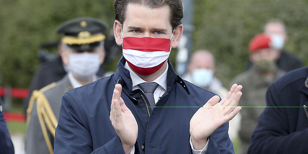 Sebastian Kurz (ÖVP), Bundeskanzler von Österreich, trägt eine Mund-Nasen-Bedeckung. Foto: Ronald Zak/AP/dpa