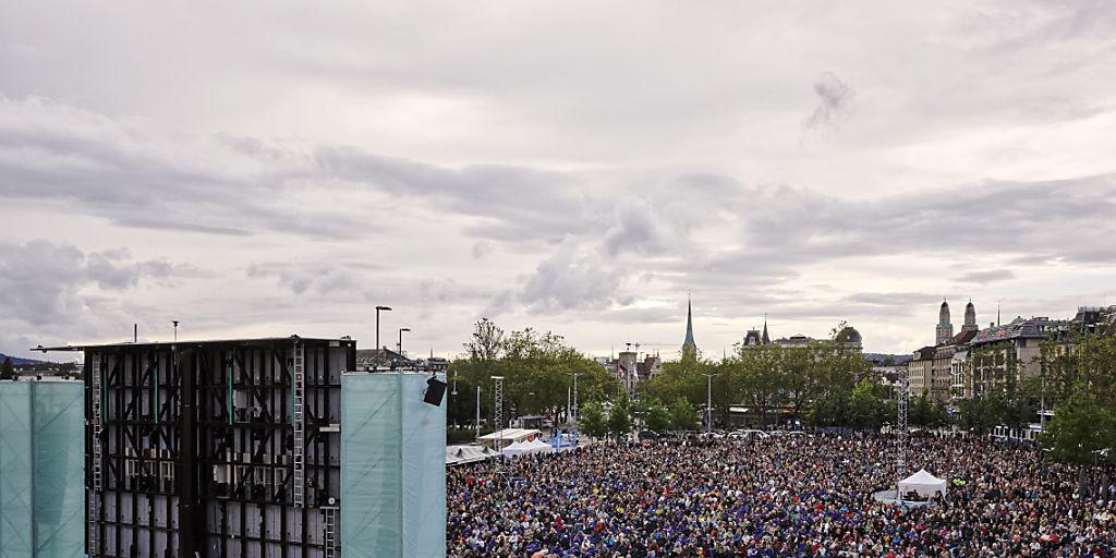 "Oper für alle" in Zürich: Bei wechselhaftem Wetter sorgten rund 10'000 Besucher auf dem Sechseläutenplatz für gute Stimmung.
