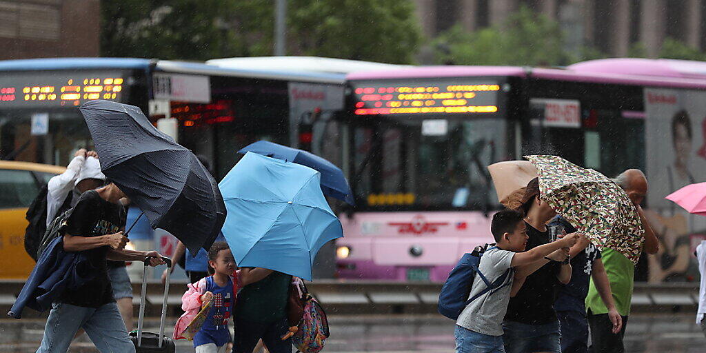 Der Taifun "Lekima" hat erst für Unwetter in Japan und Taiwan gesorgt - nun ist er am Samstagmorgen auf chinesisches Festland getroffen.