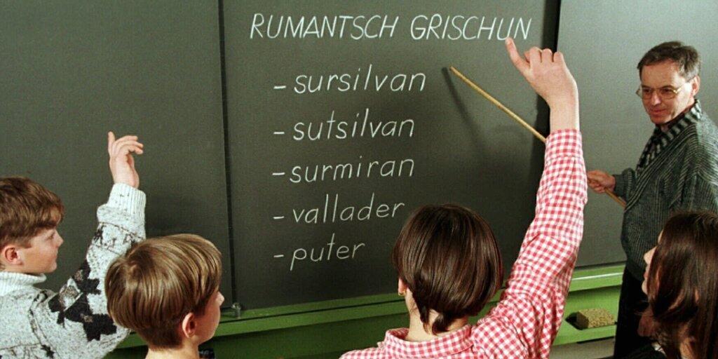 Unterricht in Rumantsch Grischun in einer Schule im Kanton Graubünden. Die Dachorganisation Lia Rumantscha wünscht sich Sprachunterricht auch ausserhalb des Kantons. (Archivbild)