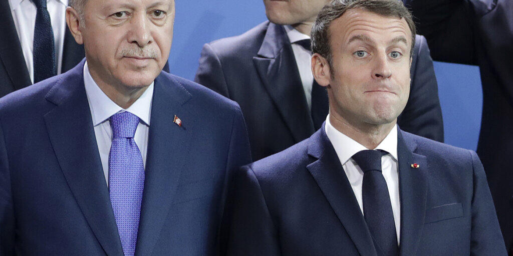 ARCHIV - Der türkische Präsident Recep Tayyip Erdogan (l) und Frankreichs Präsident Emmanuel Macron bei einer Konferenz im Januar 2020. Foto: Michael Sohn/AP/dpa ARCHIV - Der türkische Präsident Recep Tayyip Erdogan (l) und Frankreichs Präsident Emmanuel Macron bei einer Konferenz im Januar 2020. Foto: Michael Sohn/AP/dpa
