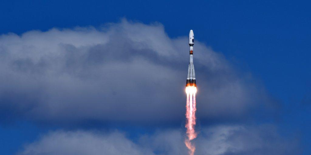 Mt einem Tag Verspätung doch noch gestartet: Die Sojus-2.1a-Rakete ist die erste, die vom neuen russischen Weltraumbahnhof Wostotschny abhob. Sie bringt drei Satelliten in die Erdumlaufbahn. Mt einem Tag Verspätung doch noch gestartet: Die Sojus-2.1a-Rakete ist die erste, die vom neuen russischen Weltraumbahnhof Wostotschny abhob. Sie bringt drei Satelliten in die Erdumlaufbahn.