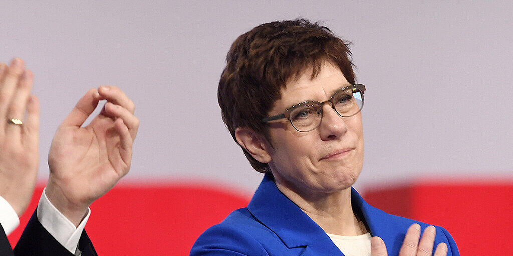 CDU-Parteichefin Annegret Kramp-Karrenbauer erhält am Parteitag in Leipzig stehende Ovationen.