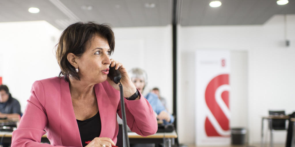 "Glückschette, Leuthard, guete Tag": Bundespräsidentin Doris Leuthard nimmt in der Sammelzentrale der Glückskette Spendenzusagen entgegen.