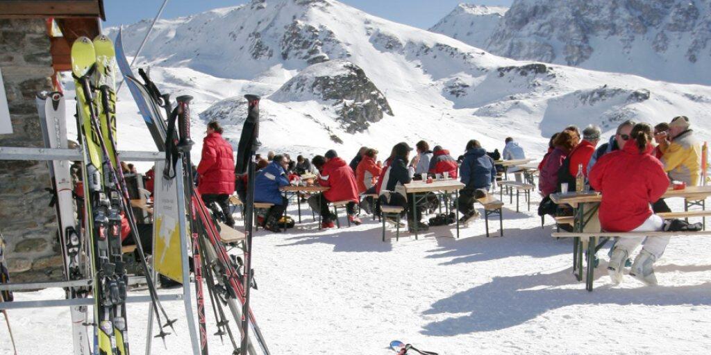 Kurz eine Kaffeepause - und schon sind die Skier weg. Jedes Jahr werden mehrere hundert Wintersportlerinnen und Wintersportler Opfer von Langfingern.