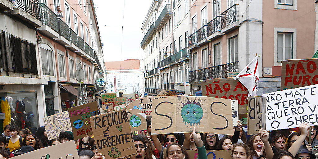 Klima-Demonstrationen der Jugendbewegung Fridays for Future gab es in mehreren Städten Portugals. Klima-Demonstrationen der Jugendbewegung Fridays for Future gab es in mehreren Städten Portugals.