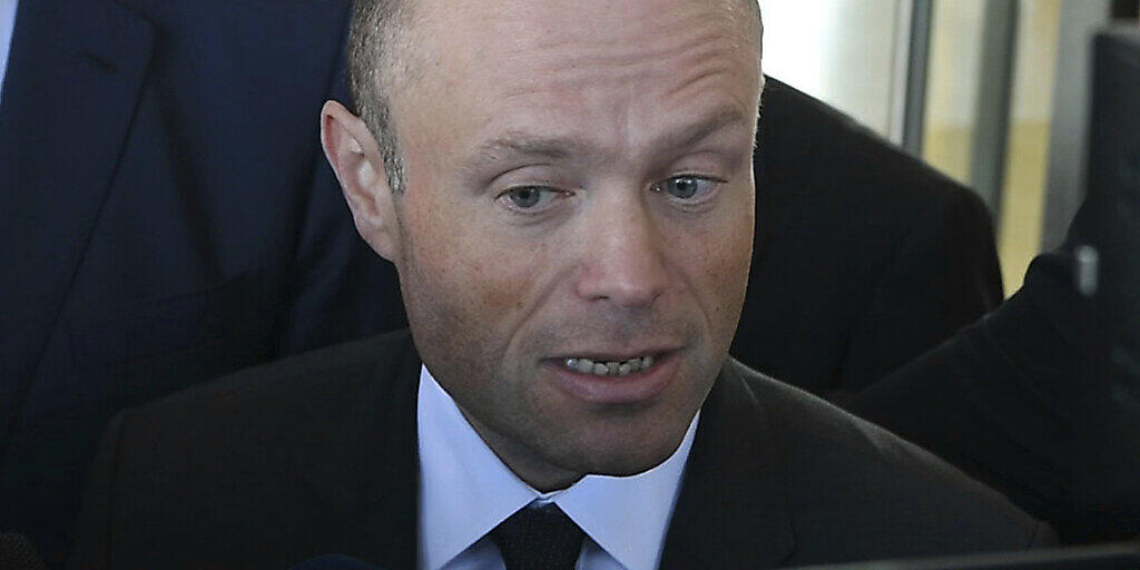 ARCHIV - Maltas ehemaliger Premierminister Joseph Muscat spricht mit Reportern. Foto: Jonathan Borg/AP/dpa
