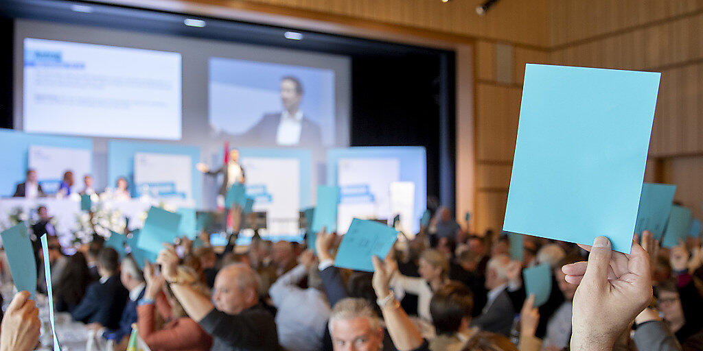 Höheres Rentenalter und tiefere Renten in der zweiten Säule: Die Delegierten der FDP beschlossen am Samstag in Flawil eine Resolution zur Altersvorsorge. Höheres Rentenalter und tiefere Renten in der zweiten Säule: Die Delegierten der FDP beschlossen am Samstag in Flawil eine Resolution zur Altersvorsorge.