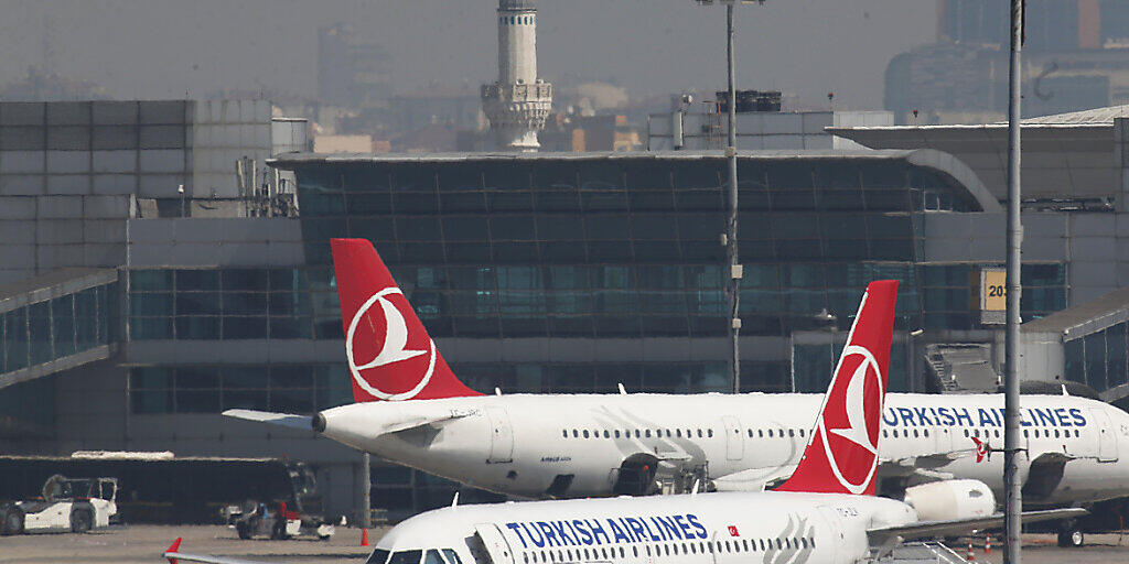 Die Airlines reagieren auf die Coronakrise: zwei Maschinen der Turkish Airlines.