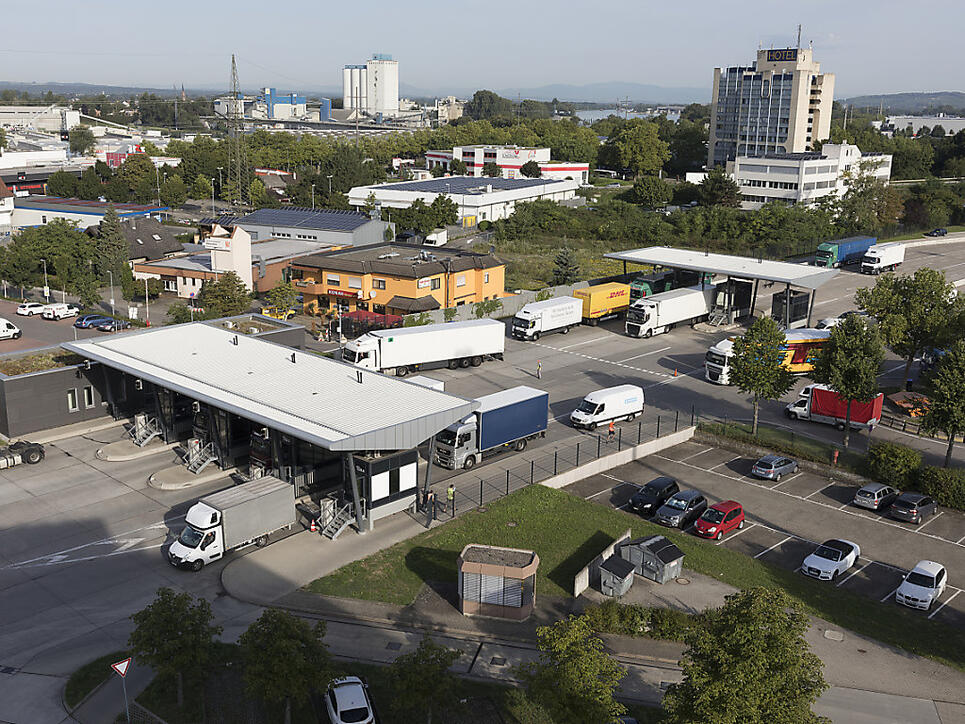 Mit Blick auf den Brexit interessieren sich die Briten für die Schweizer Zollabfertigung: Beim Grenzübergang Basel/Weil am Rhein (D), der grössten Autobahn-Zollstelle der Schweiz, werden täglich durchschnittlich rund 4000 Lastwagen abgefertigt.