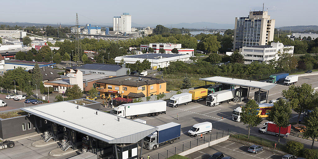 Mit Blick auf den Brexit interessieren sich die Briten für die Schweizer Zollabfertigung: Beim Grenzübergang Basel/Weil am Rhein (D), der grössten Autobahn-Zollstelle der Schweiz, werden täglich durchschnittlich rund 4000 Lastwagen abgefertigt.