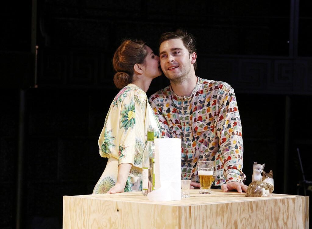 Marie Bonnet (l) und Miro Maurer (r) spielen unter der Regie von Heike M. Goetze in "Biedermann und die Brandstifter" von Max Frisch. Premiere war am 25. November 2017 am Theater Neumarkt in Zürich. Marie Bonnet (l) und Miro Maurer (r) spielen unter der Regie von Heike M. Goetze in "Biedermann und die Brandstifter" von Max Frisch. Premiere war am 25. November 2017 am Theater Neumarkt in Zürich.