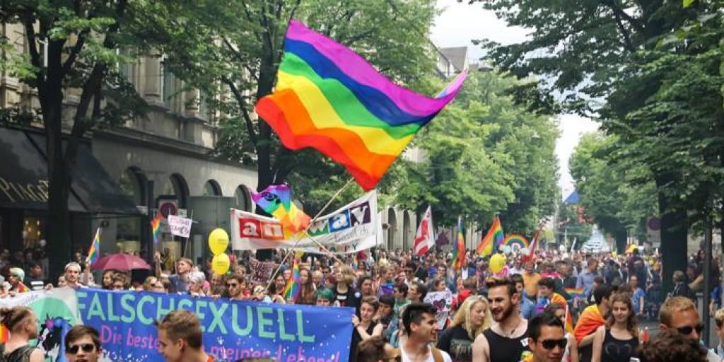 Rund 9000 Personen sind am Samstagnachmittag mit dem Pride-Umzug durch die Zürcher Innenstadt gezogen.