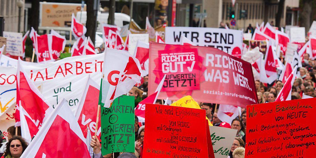 Teilnehmende der Grossdemo in Hamburg fordern mehr Lohn für Erzieherinnen und Sozialarbeiter