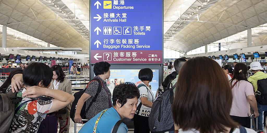 Anstehen am Check-In-Schalter: Am Hongkonger Flughafen wurde der Betrieb wieder aufgenommen.