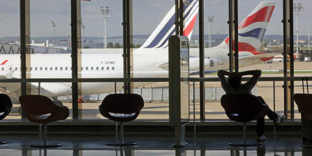 Wartender am Flughafen Orly, Paris (Archiv) Wartender am Flughafen Orly, Paris (Archiv)