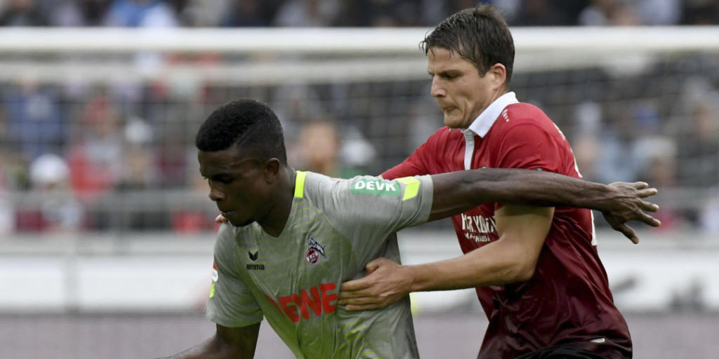 Kölns Jhon Cordoba im Duell mit dem Schweizer Pirmin Schwegler