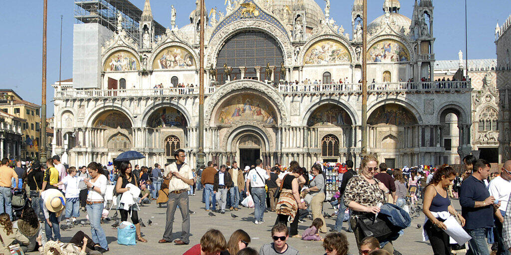 Touristen auf dem Markusplatz in Venedig. Ab Mitte nächsten Jahres müssen Tagestouristen Eintrittsgeld für einen Besuch in der Lagunenstadt bezahlen. (Archivbild)