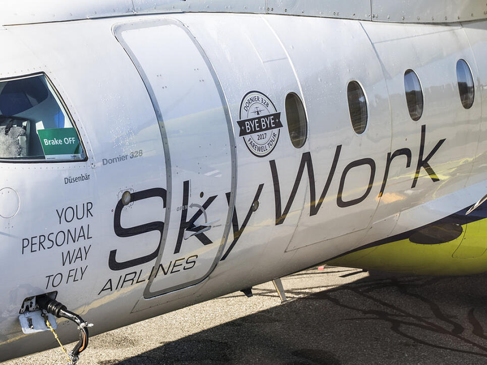 Ein Flugzeug von SkyWork Airlines auf dem Flughafen Bern-Belp. (Archivbild)