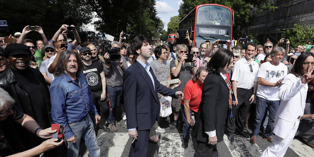 Stau am Fussgängerstreifen: Beatles-Fans feiern in London das 50-jährige Jubiläum des legendären "Abbey Road"-Albumcovers.
