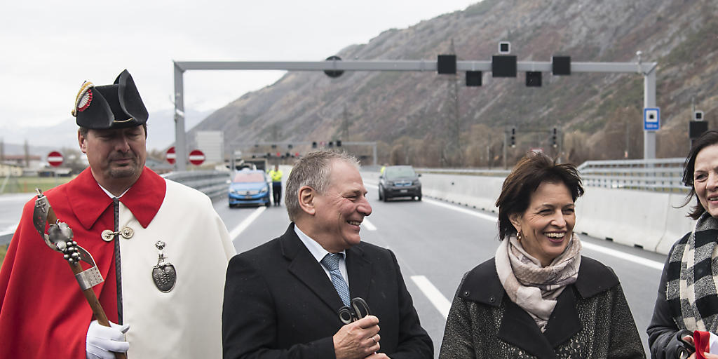 Im Beisein von Bundesrätin Doris Leuthard (zweite von rechts) ist am Freitag ein Teilstück der Autobahn A9 im Oberwallis eingeweiht worden.