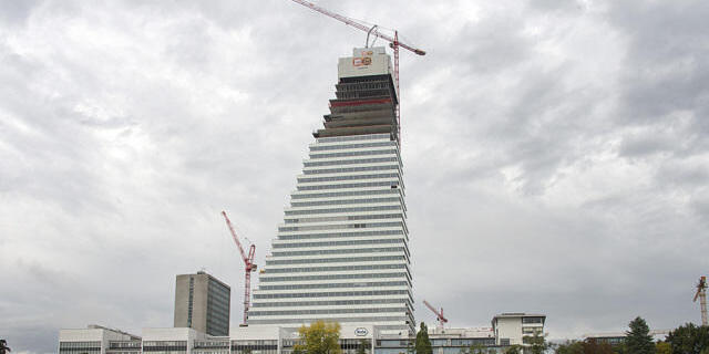 Das im Bau befindliche Roche-Hochhaus in Basel (Archiv)